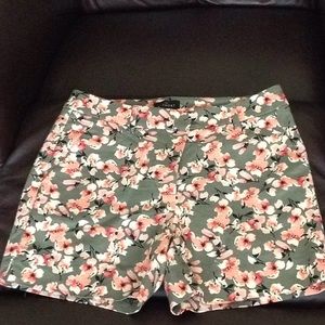 WHBM 5" short, olive/coral floral